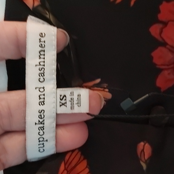 NWT Cupcakes and Cashmere Floral on Black Button Up Tank Size XS - Picture 6 of 8